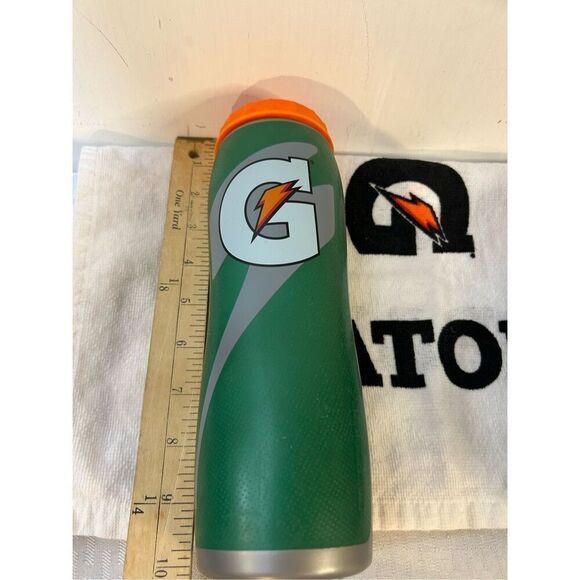 Green Gatorade 3 bottles plus towel screw top - Picture 3 of 4